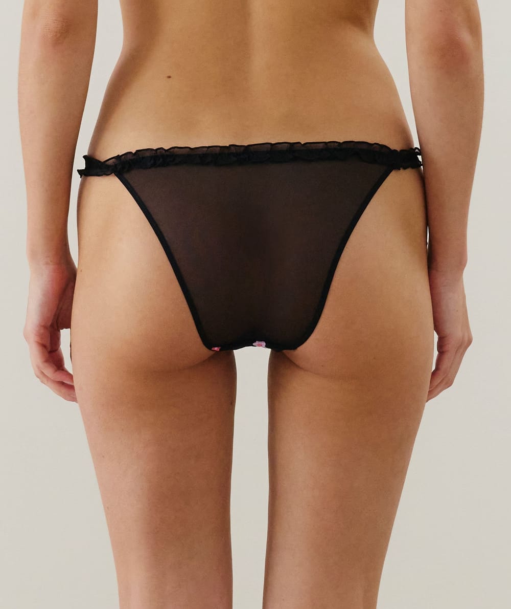 Braguita de tul con bordados;