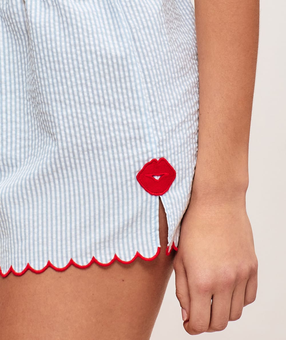 Short en coton &agrave; rayures motifs bouches;
