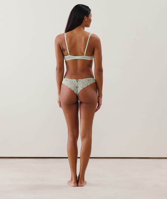 Lace push-up bra;