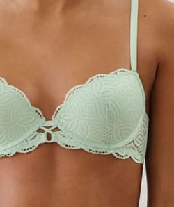Lace push-up bra;