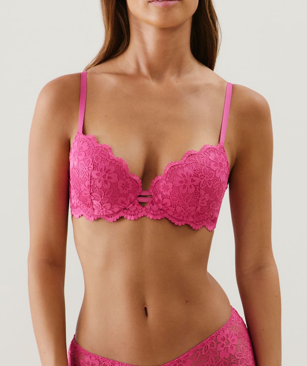 Lace push-up bra;
