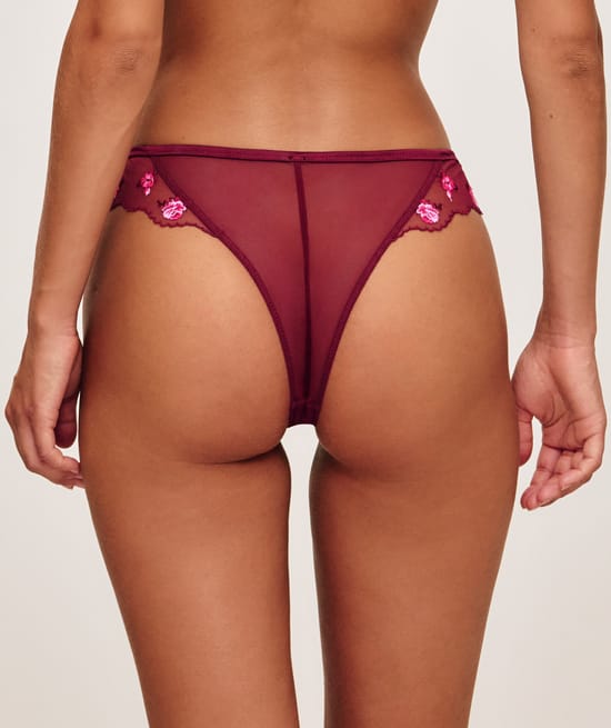 Mesh thong embroidered with flowers;