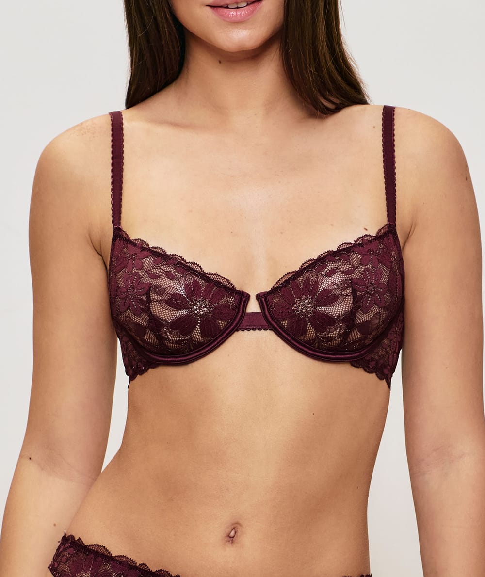 Balconette bra in lace;