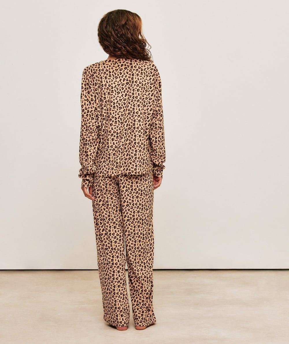 Set t-shirt and leopard print velvet pants;