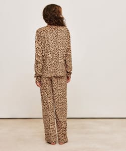 Set t-shirt and leopard print velvet pants;