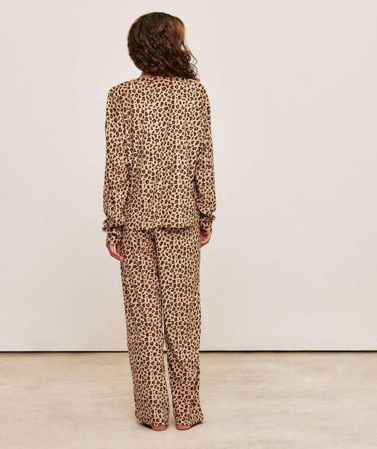Set t-shirt and leopard print velvet pants;