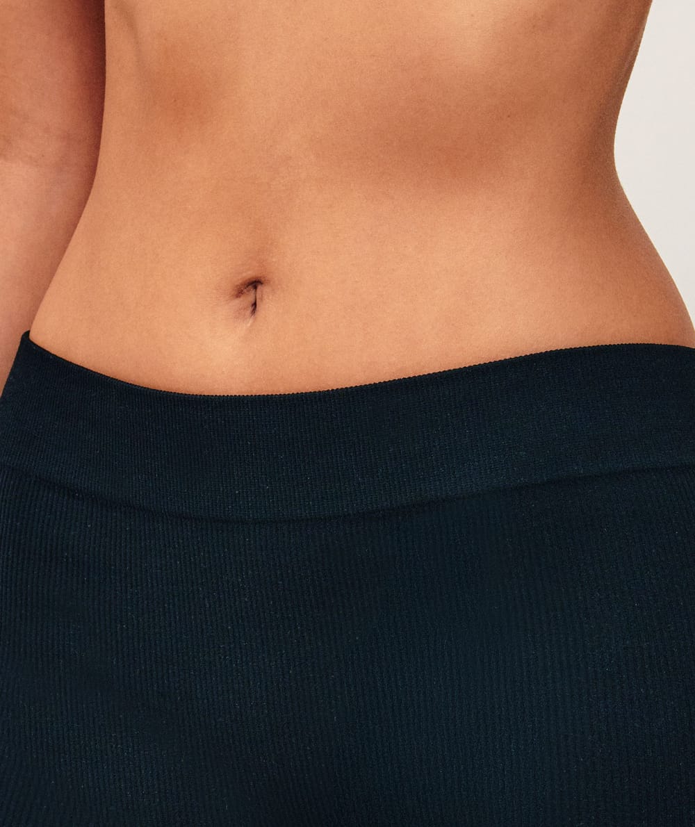 Shorty in seamless;