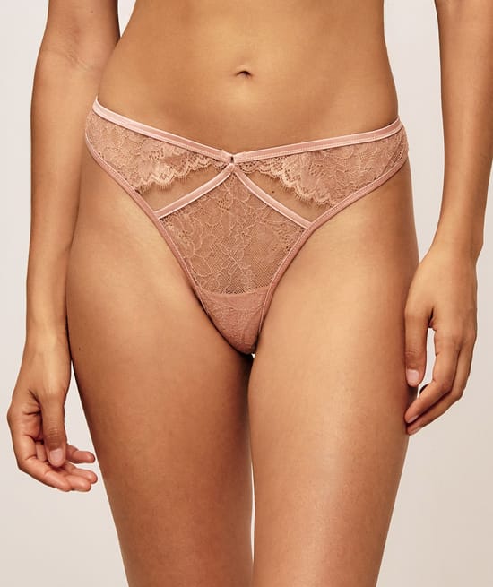 Tanga en dentelle et petits anneaux;
