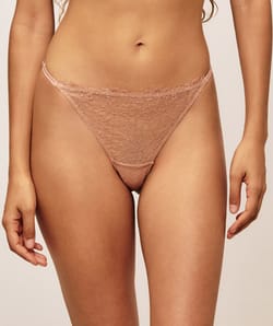 String en dentelle orn&eacute; d'anneaux;