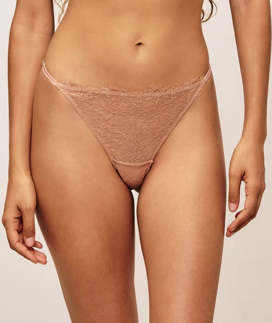 String en dentelle orn&eacute; d'anneaux;