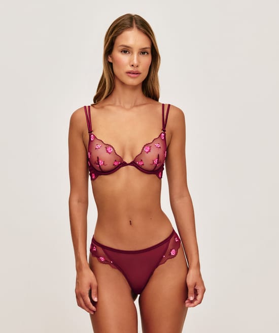 Mesh thong embroidered with flowers;