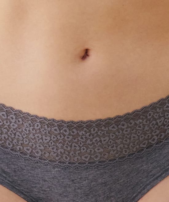 Plain hipsters with leopard lace;