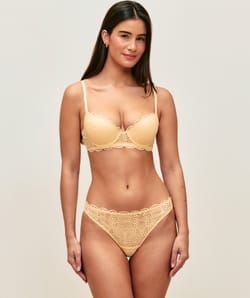 Voorgevormde beha in kant;