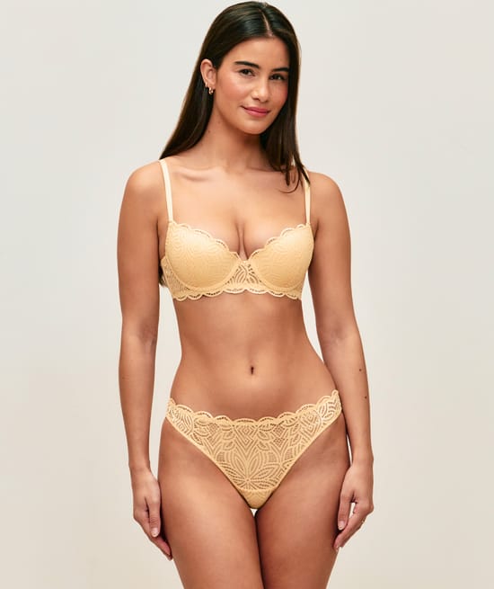 Voorgevormde beha in kant;