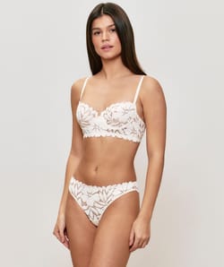 Soutien-gorge corbeille en dentelle;