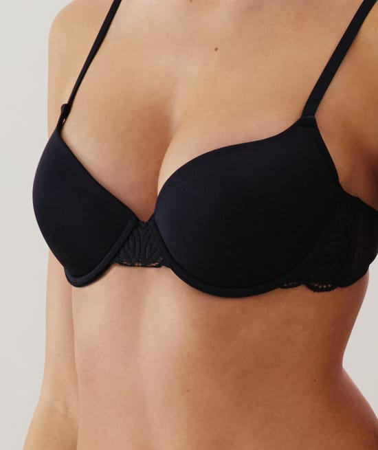 Lace padded bra;