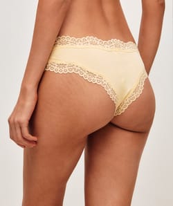 Cotton cheeky panties with lace;