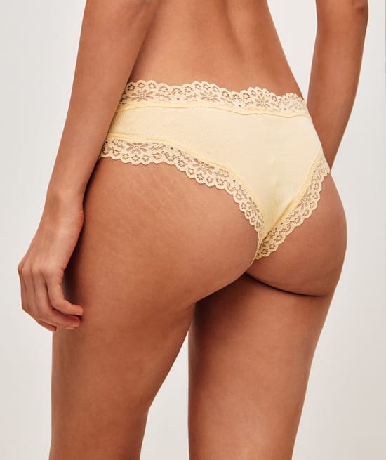 Cotton cheeky panties with lace;