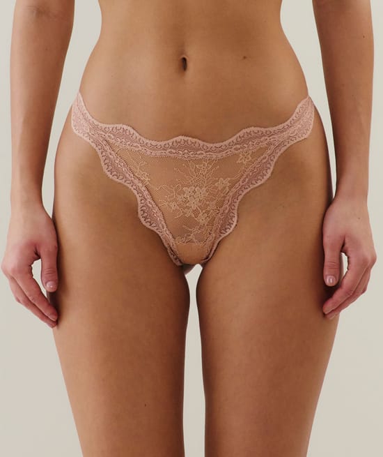 Tanga en dentelle chair;