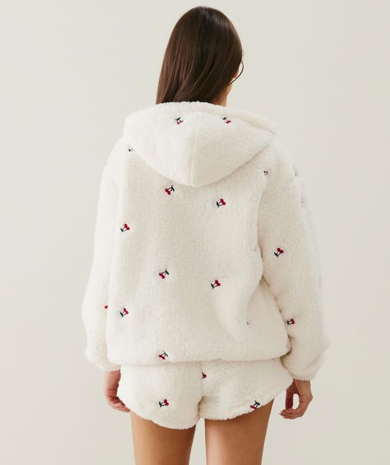 Short in sherpa met kersenborduursels;