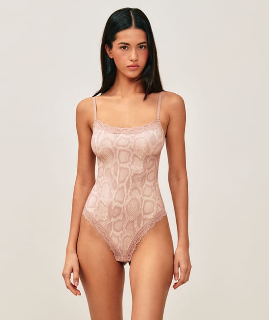 Microfiber body with snake print lace;