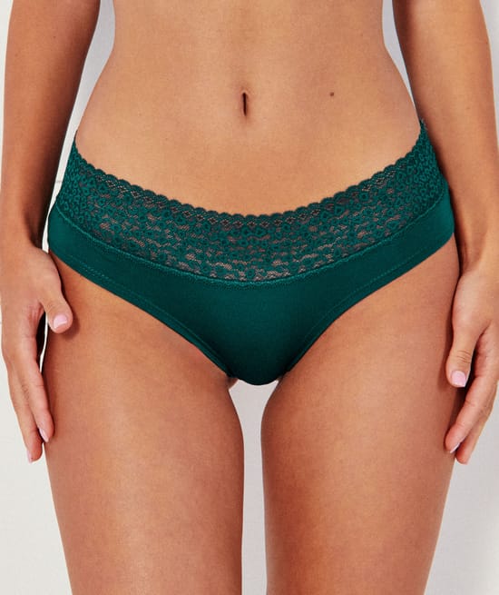 Plain hipsters with leopard lace;