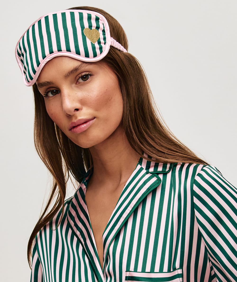 Antifaz de noche de raso a rayas;