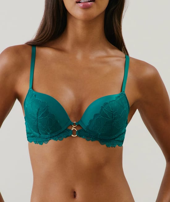 Lace push-up bra;