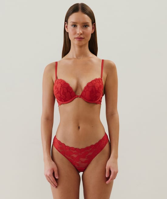 Lace push-up bra;