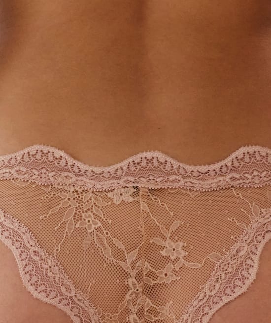 Tanga en dentelle chair;