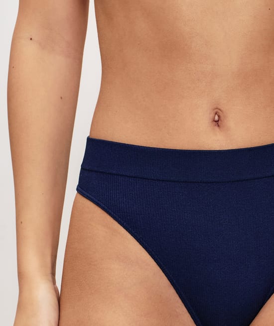 High-waisted seamless thong;