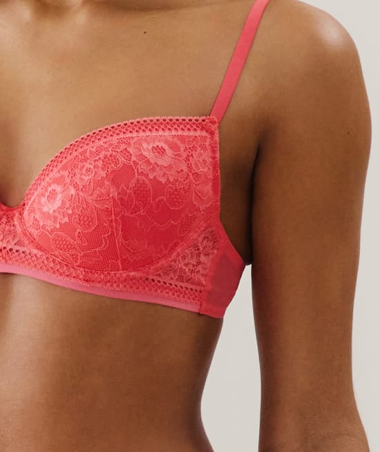 Lace padded bra;