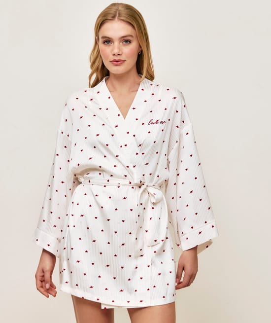 Kimono en satin motifs c&oelig;urs et broderie "love me;