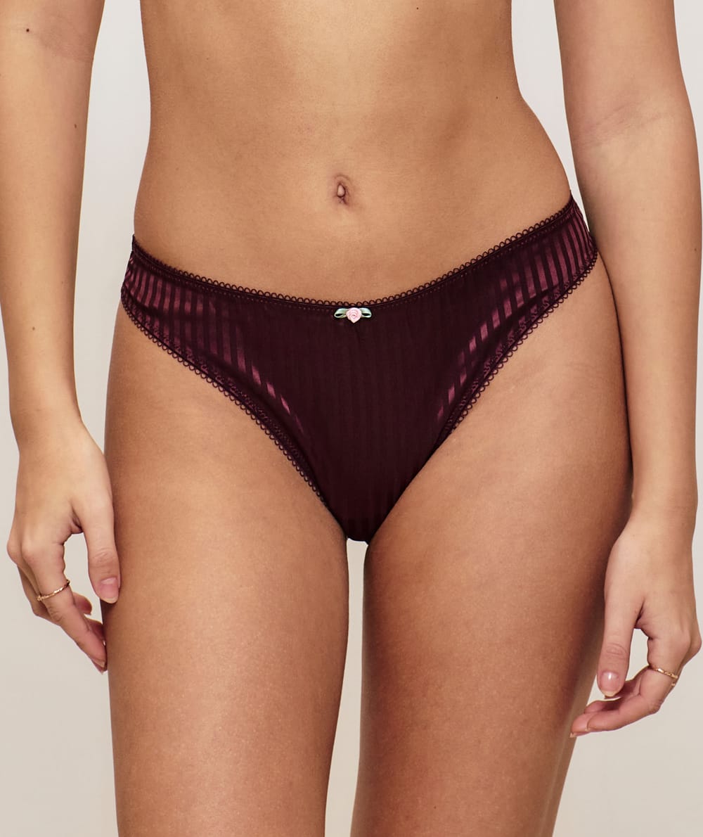 Tanga satin et dentelle;