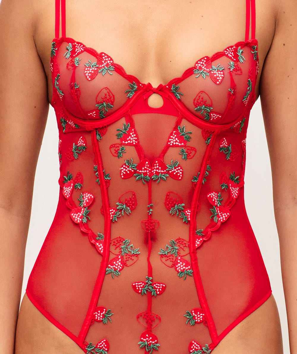 Body basket in embroidered mesh with strawberry pattern;