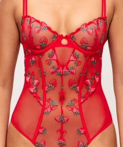 Body basket in embroidered mesh with strawberry pattern;