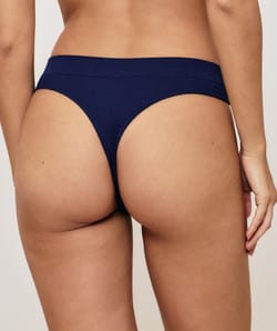 High-waisted seamless thong;