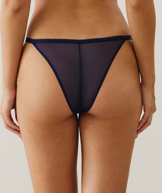 Tanga en mesh broderies cerises;