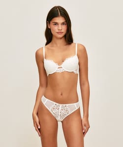 Lace padded bra;