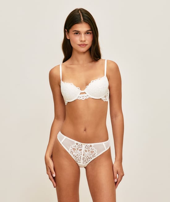 Lace padded bra;