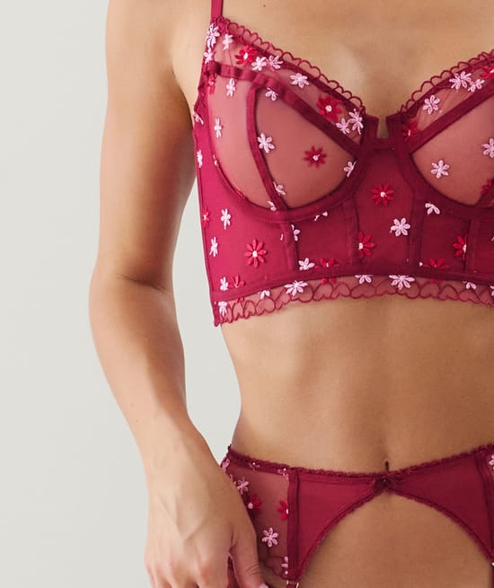 Suspender belt with embroidered floral patterns;