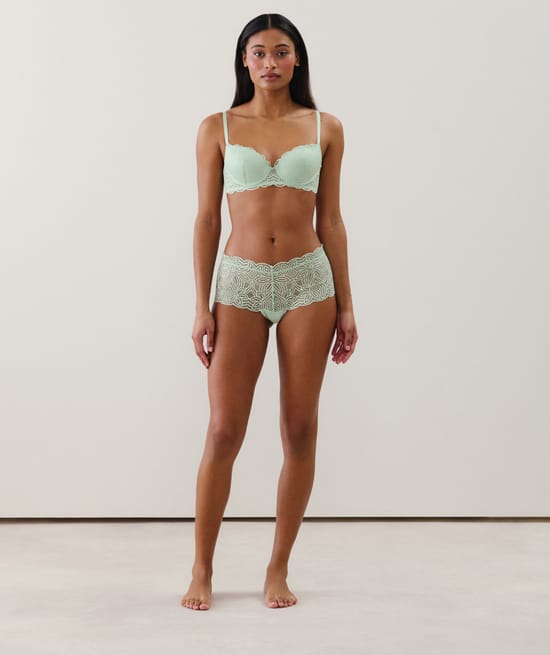 Lace push-up bra;