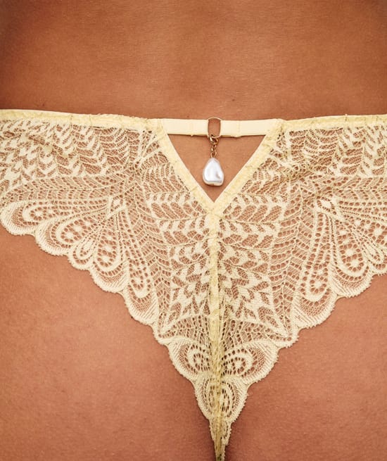 Lace thong with golden lurex thread and jewel;