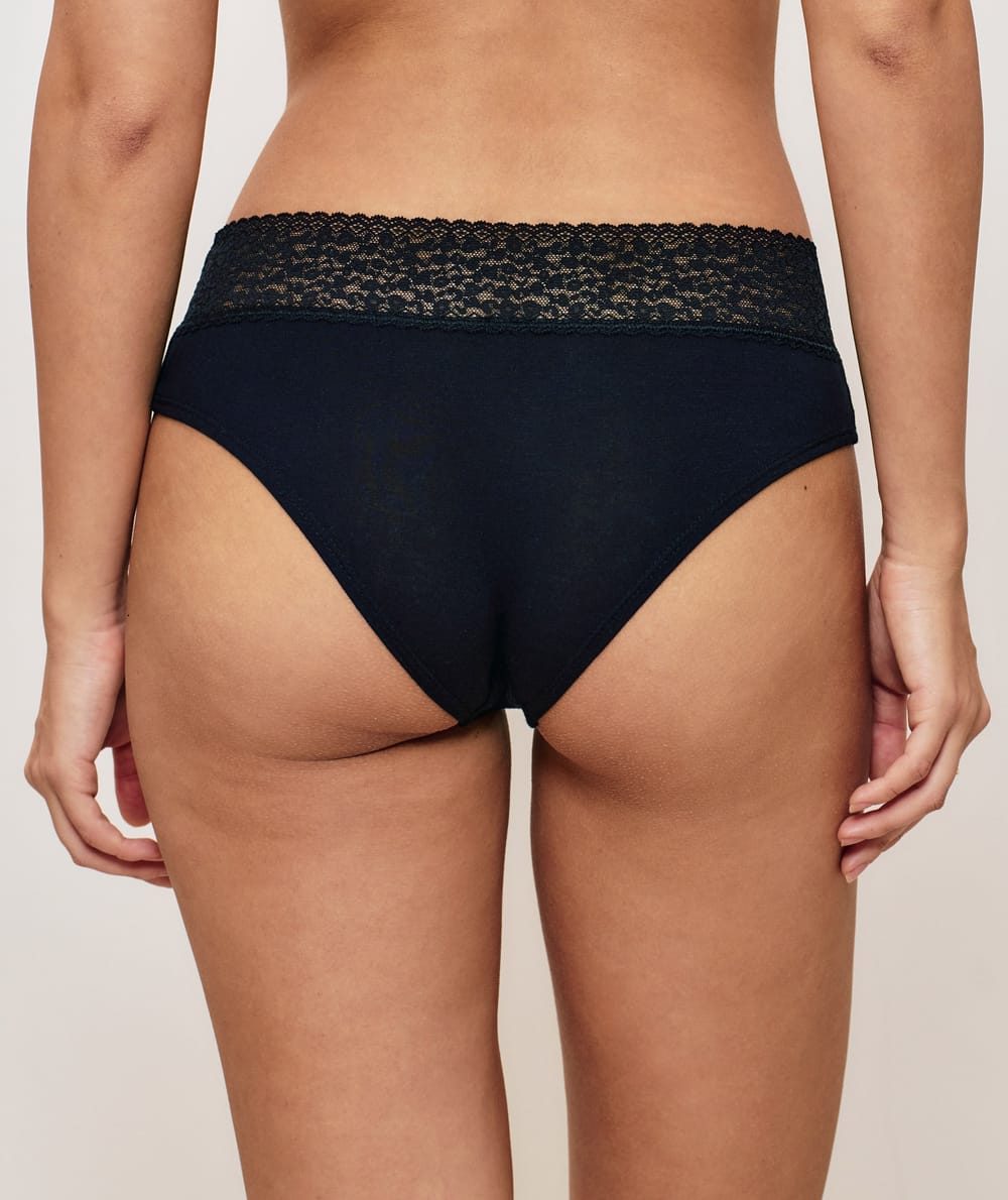 Plain hipsters with leopard lace;