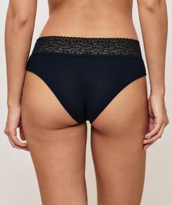 Plain hipsters with leopard lace;