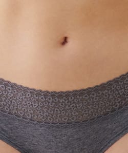 Plain hipsters with leopard lace;