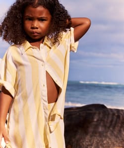 Korte mouwen shirt en gestreepte shorts;