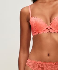 Lace push-up bra;