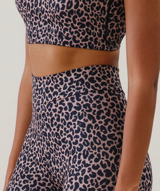 Leopard print leggings;