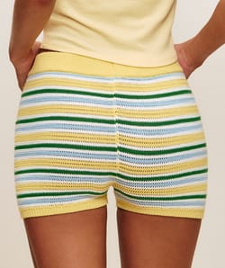 Short en crochet ray&eacute;;